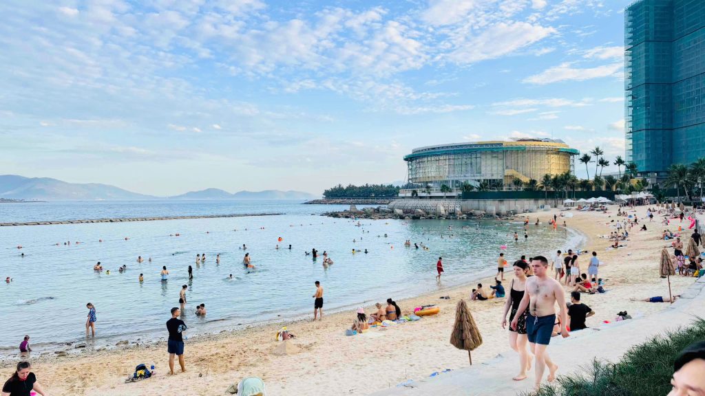 Khách du lịch quốc tế và nội địa tại Alora căn hộ biển Nha Trang